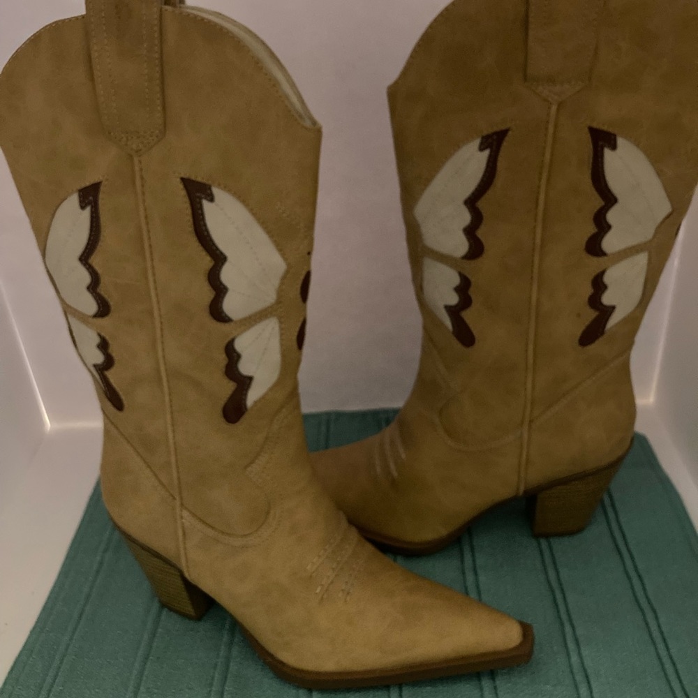 Monarch Lower East Side Tan Cowboy Boots. Size 5.5.
